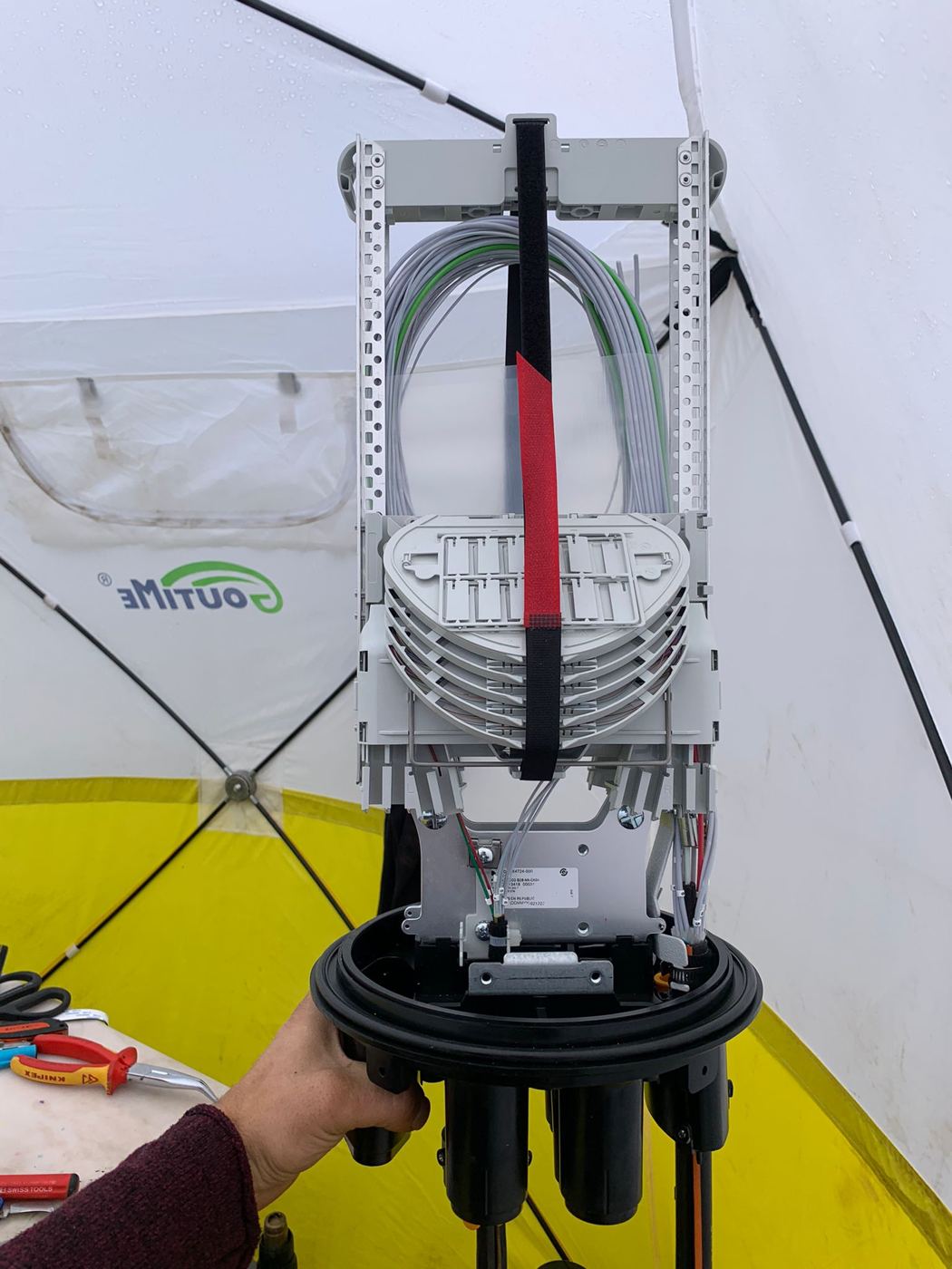 Manchon fibre optique en cours d'épissure sous tente de chantier